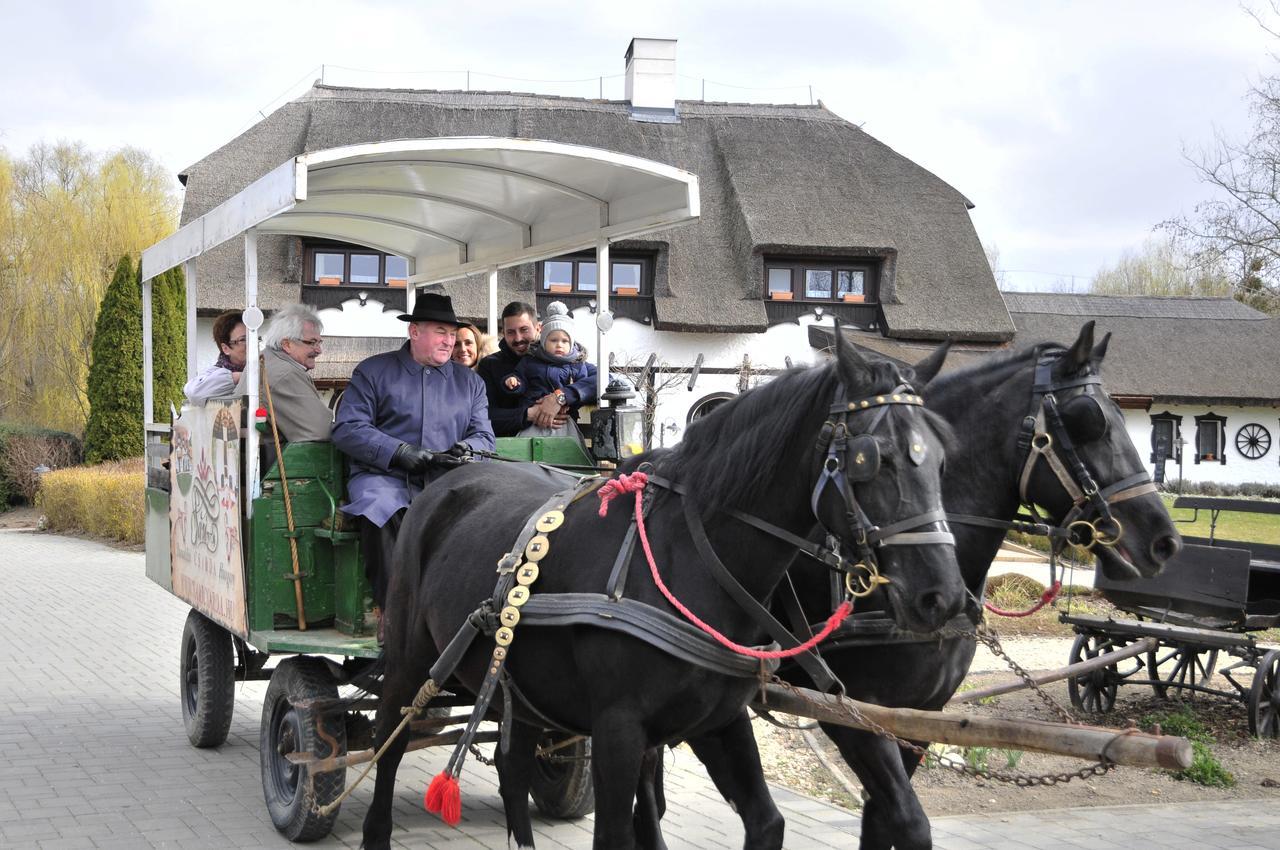 Sari Udvar Dunakiliti Buitenkant foto