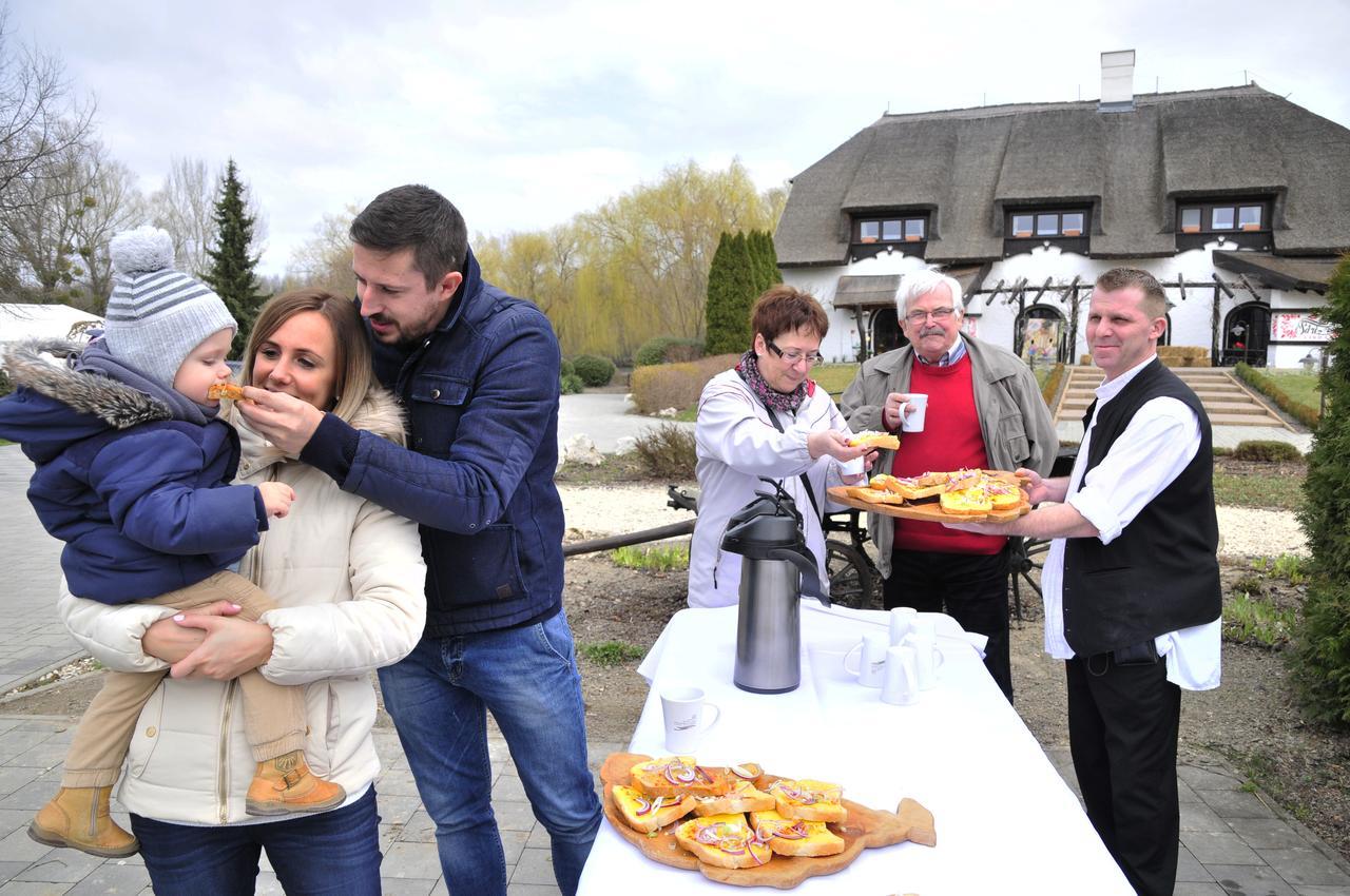 Sari Udvar Dunakiliti Buitenkant foto